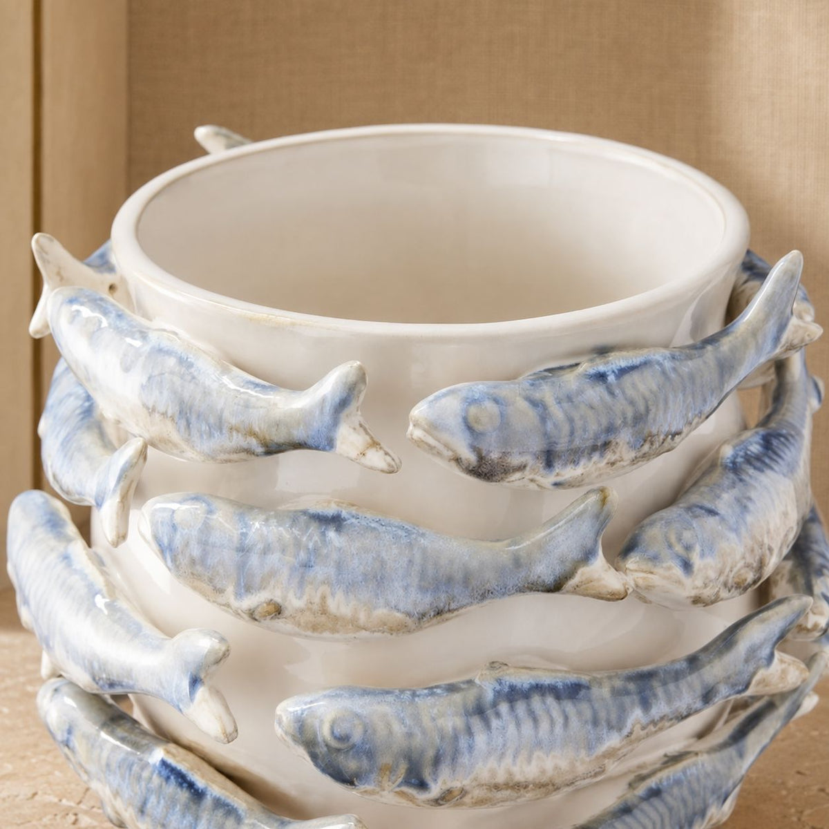 Vase Poissons Blanc-Bleu présenté dans un intérieur élégant, DUNE & CO