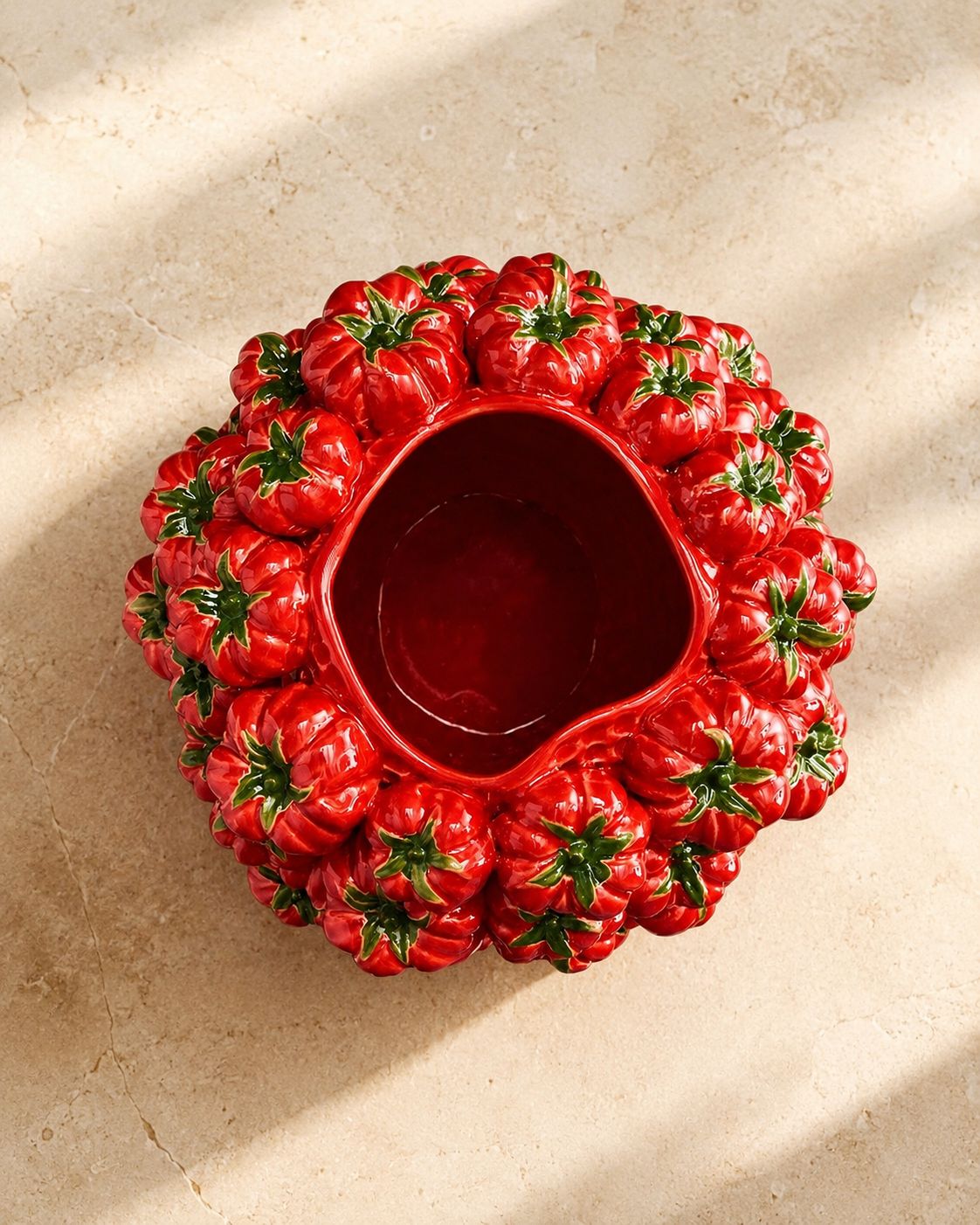 Vase Tomates, détail du relief des tomates et de la finition émaillée brillante, DUNE & CO