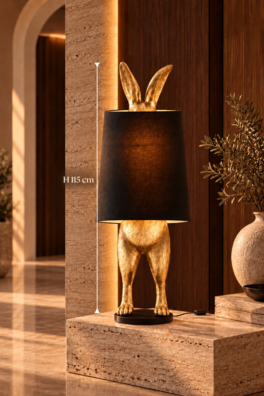 Lampadaire Hiding Rabbit doré et noir avec indication de hauteur 115 cm