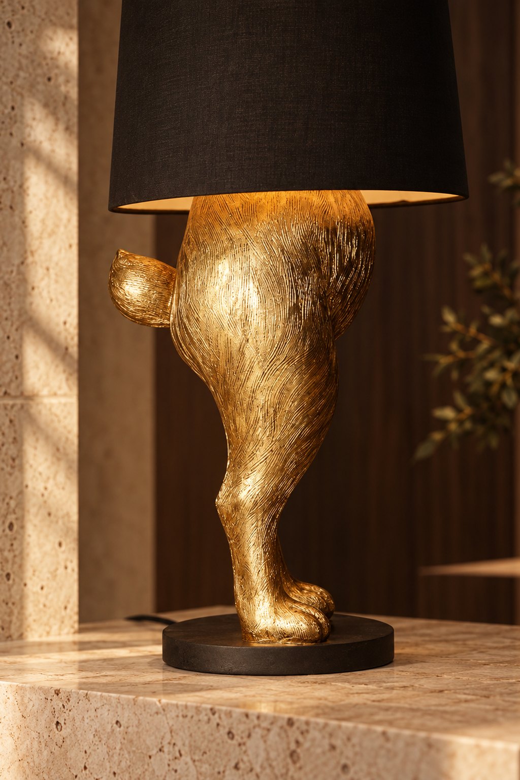 Lampadaire Hiding Rabbit doré et noir vue arrière avec queue sculptée