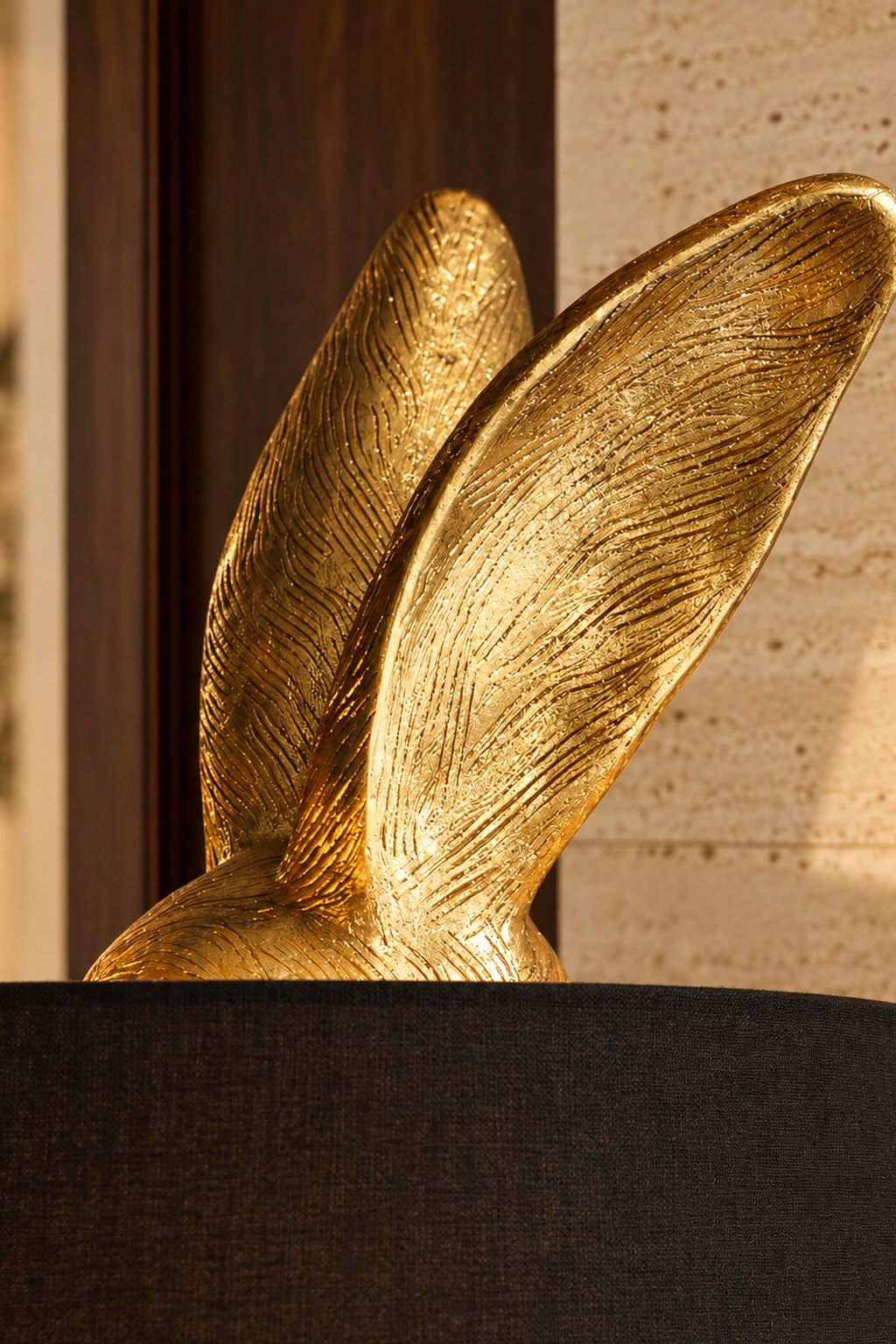 Détail des oreilles dorées sculptées du Lampadaire Hiding Rabbit