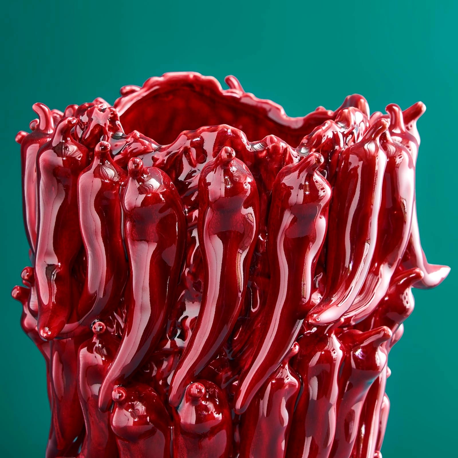 Vase Chili édition limitée, détail de la finition émaillée brillante et de la texture organique, DUNE & CO