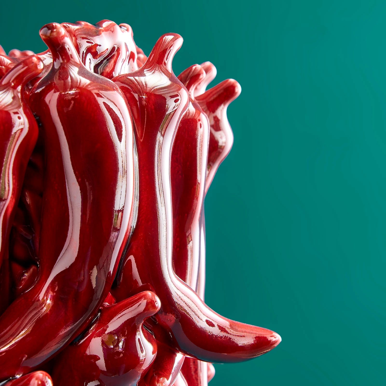 Vase Chili édition limitée, vue latérale de la silhouette organique en grès céramique rouge, DUNE & CO
