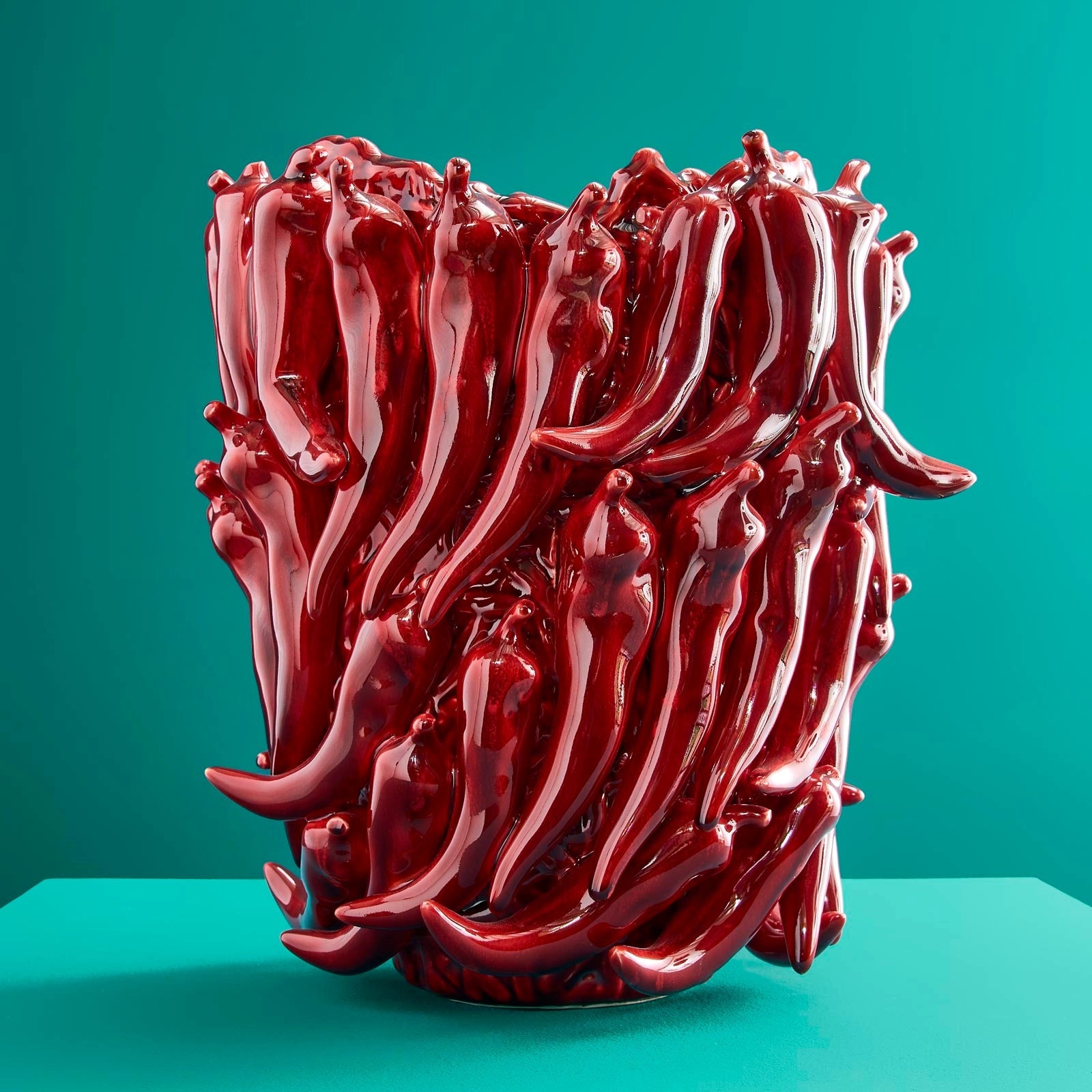 Vase Chili édition limitée, vue rapprochée de la sculpture rouge en grès céramique fait main, DUNE & CO