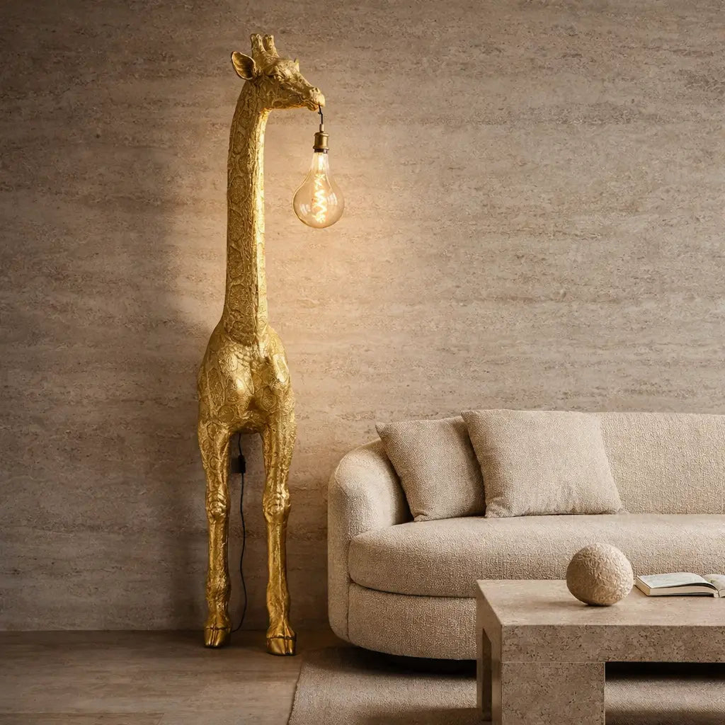 Lampadaire Girafe doré, sculpture lumineuse XXL en intérieur architectural avec banquette bouclée, DUNE & CO