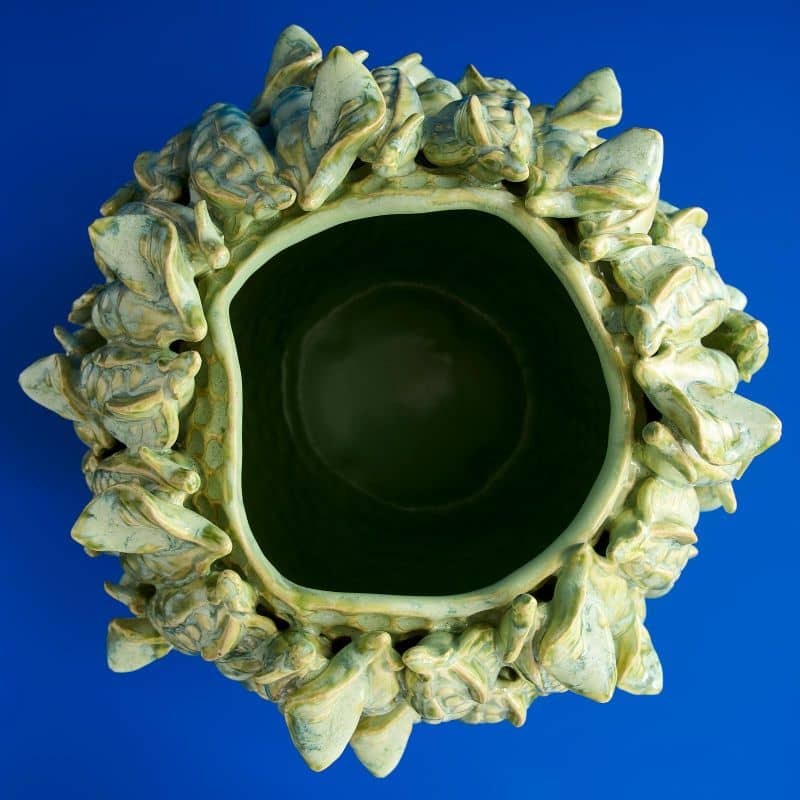Vase Pois Vert édition limitée présenté dans intérieur épuré, point focal de l'espace DUNE & CO