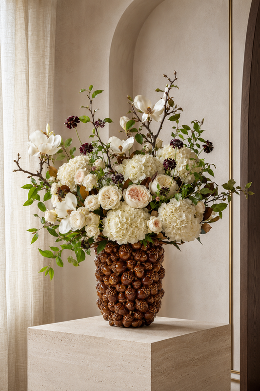Détail du vase à glands brun en grès, avec finition brillante peinte à la main
