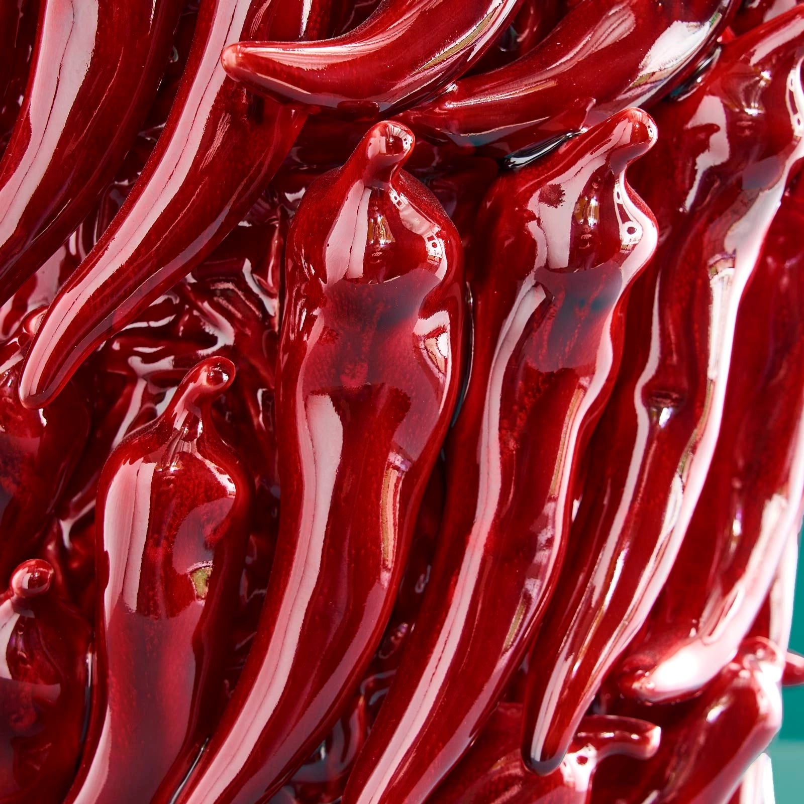 Vase Chili édition limitée, mise en scène avec fleurs rouges et bougies, ambiance dîner intimiste DUNE & CO