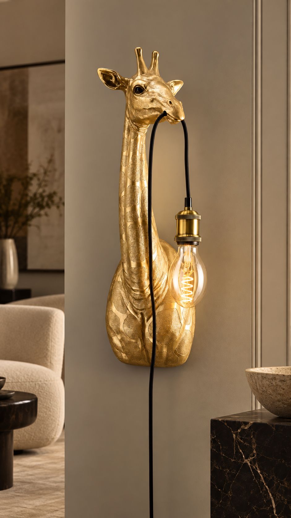 Applique murale Girafe dorée DUNE & CO avec câble noir et ampoule décorative, mise en scène dans un décor élégant et contemporain.