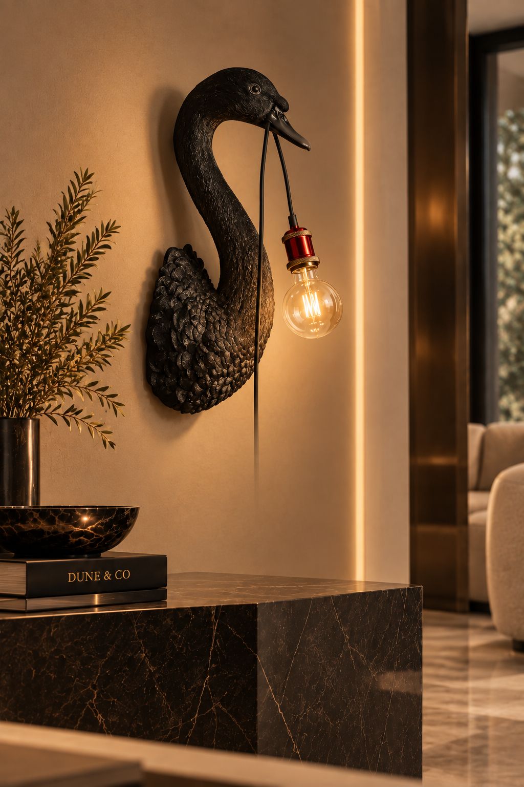 Applique murale Petra en forme de cygne noir DUNE & CO avec ampoule suspendue, présentée dans un intérieur haut de gamme avec console en marbre noir