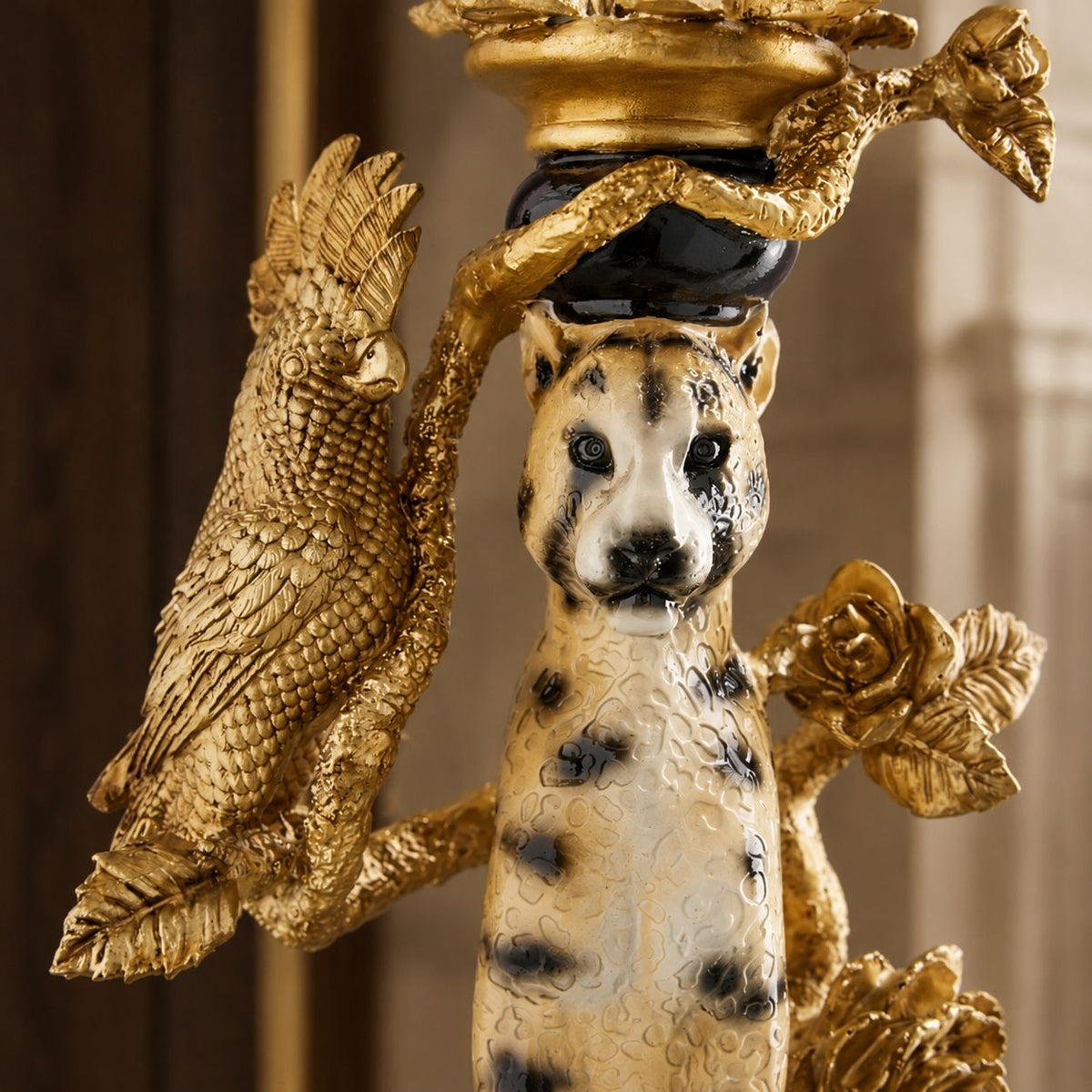Détail de l'oiseau et des ornements floraux dorés de la table d'appoint Léopard, DUNE & CO