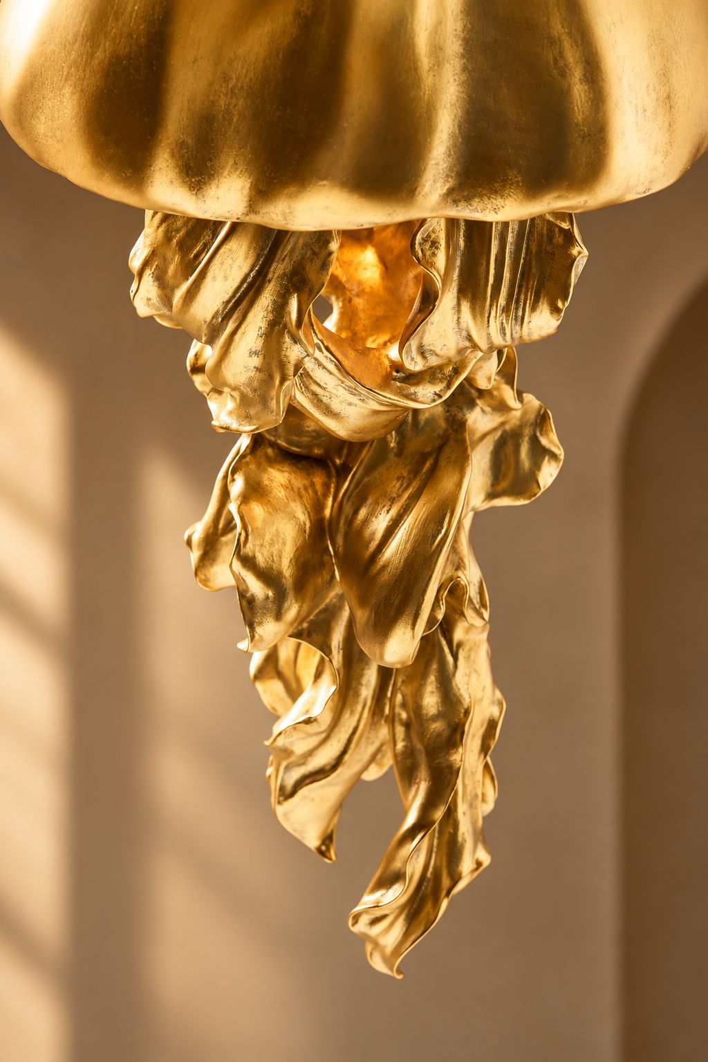 Lampadaire sculptural Ava DUNE & CO en finition dorée, mis en scène dans un décor élégant et contemporain.