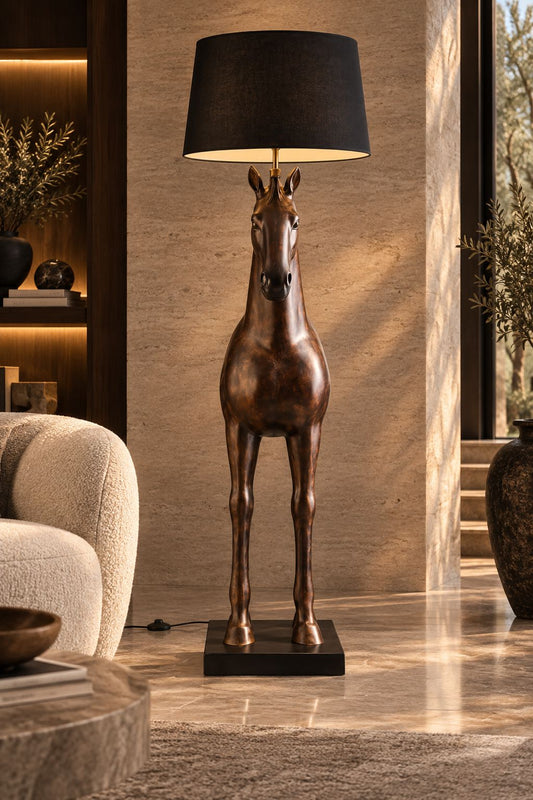 Lampadaire Cheval brun DUNE & CO avec abat-jour noir, présenté dans un intérieur élégant aux finitions chaleureuses.