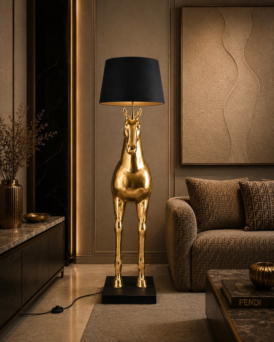 Lampadaire cheval doré sculptural avec abat-jour noir dans un intérieur contemporain élégant – DUNE & CO