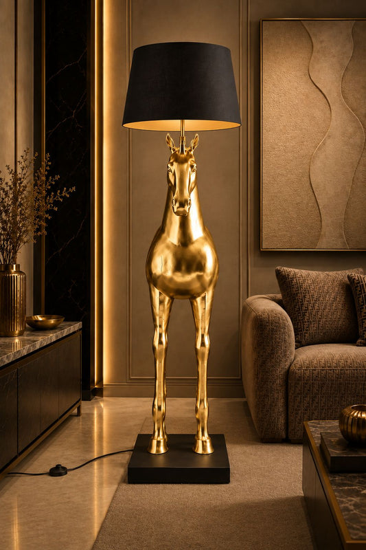 Lampadaire cheval doré sculptural avec abat-jour noir dans un intérieur contemporain élégant – DUNE & CO