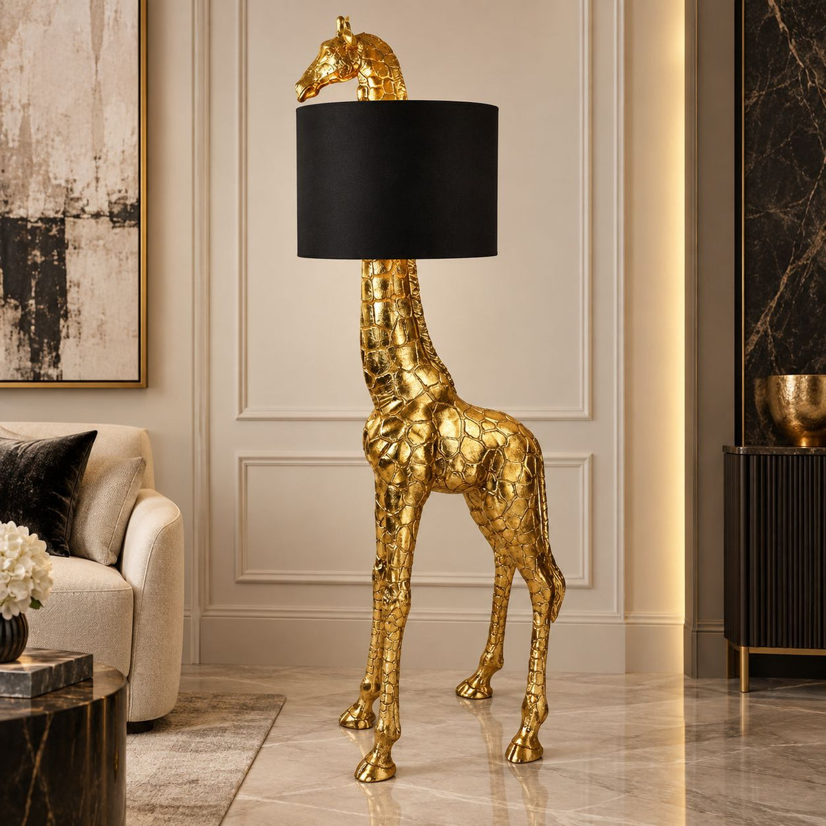 Lampadaire girafe doré de 171 cm avec abat-jour noir, présenté dans un intérieur élégant DUNE & CO.