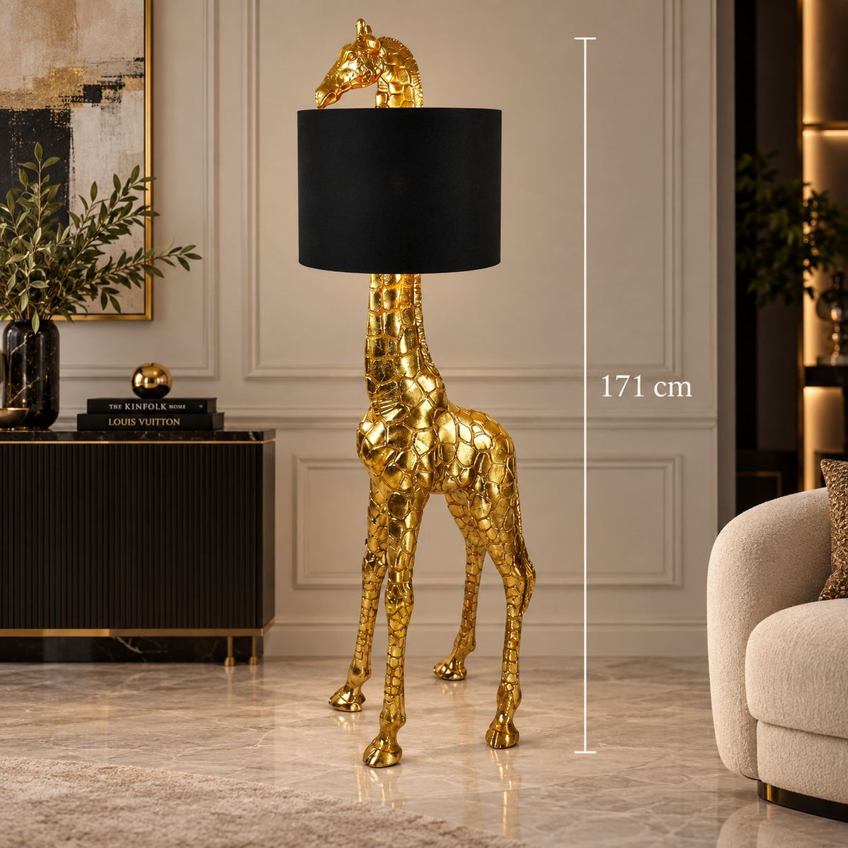 Vue alternative du lampadaire girafe doré de 171 cm avec abat-jour noir, montrant sa hauteur et sa silhouette sculpturale dans un intérieur raffiné DUNE & CO.