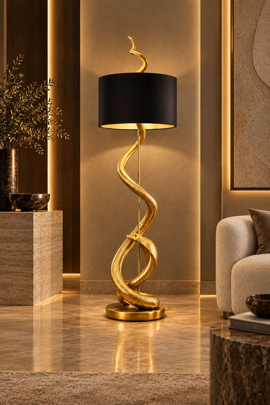Lampadaire Serpent doré DUNE & CO au design sculptural, présenté dans un intérieur élégant et contemporain.