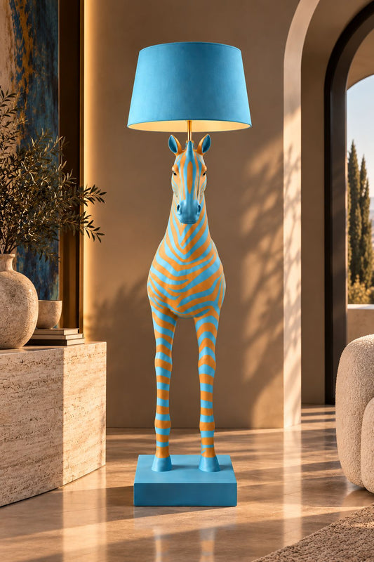 Lampadaire zèbre bleu et orange DUNE & CO dans un intérieur contemporain haut de gamme aux tons chauds et 