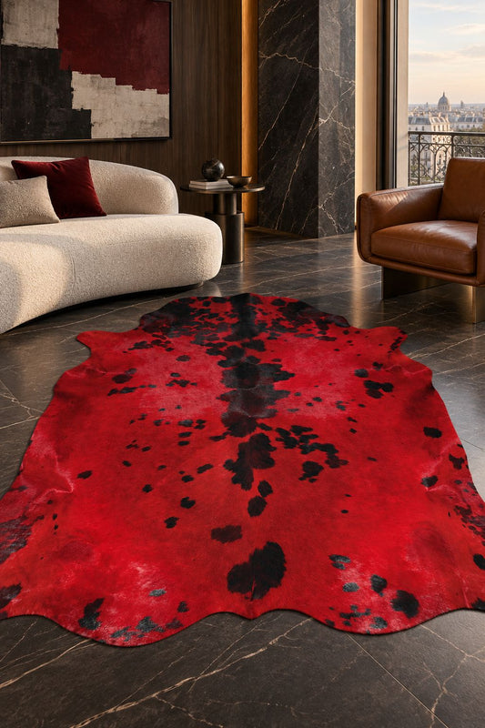 Peau de vache normande rouge dans un intérieur haut de gamme