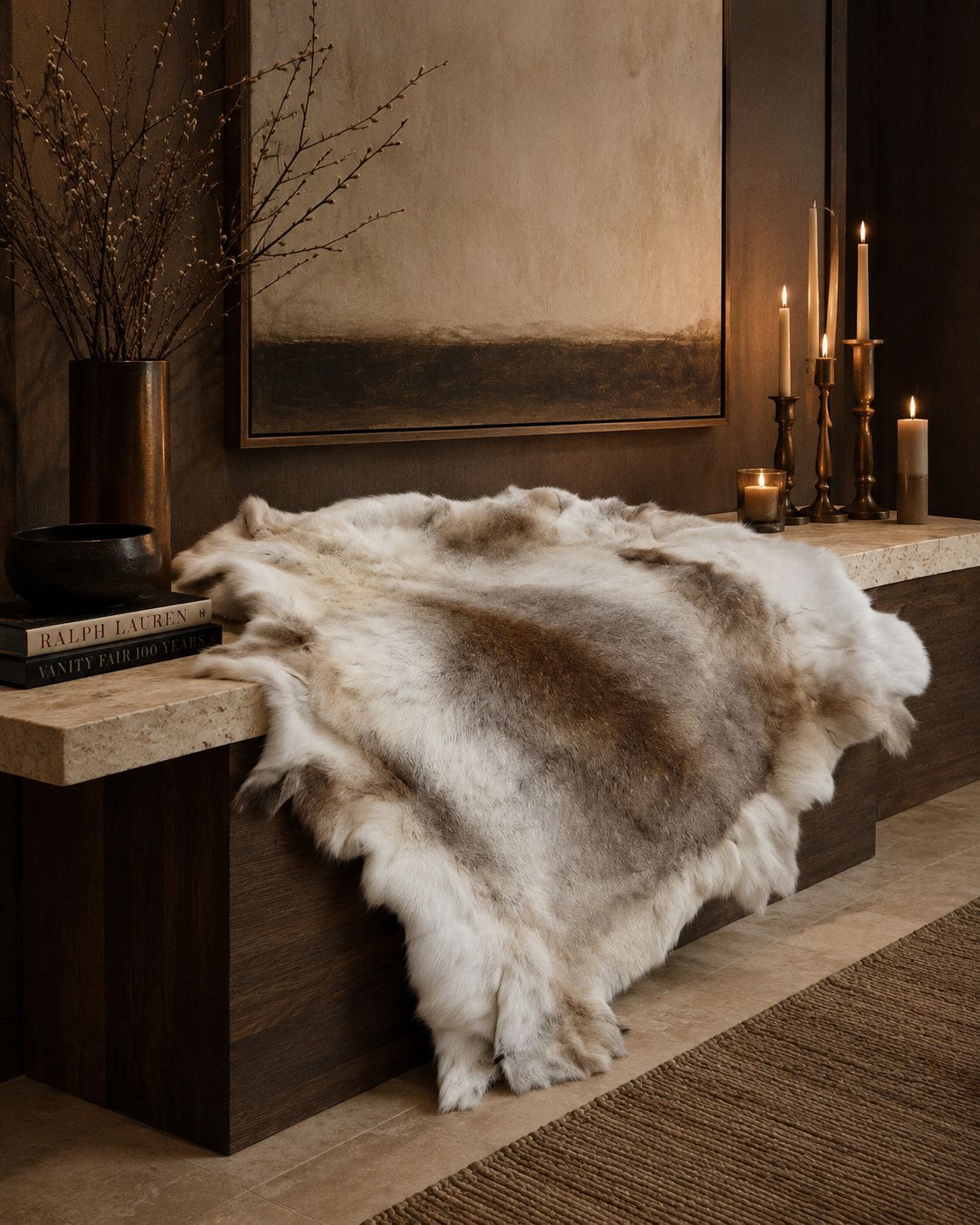 Peau de renne crème et marron de Finlande, véritable fourrure présentée dans un intérieur haut de gamme, DUNE & CO