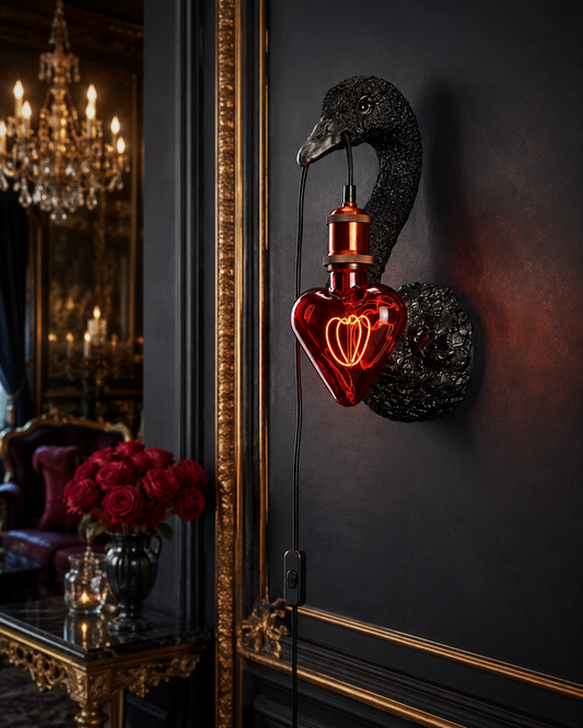 Applique murale Petra noire en forme de cygne avec ampoule rouge dans un intérieur élégant