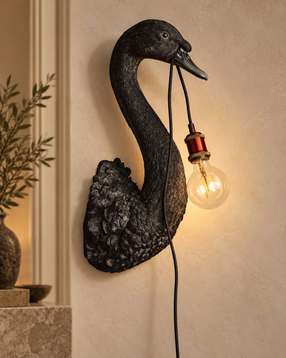 Applique murale sculpturale noire Petra DUNE & CO dans un intérieur élégant, avec ampoule visible et mise en scène raffinée.