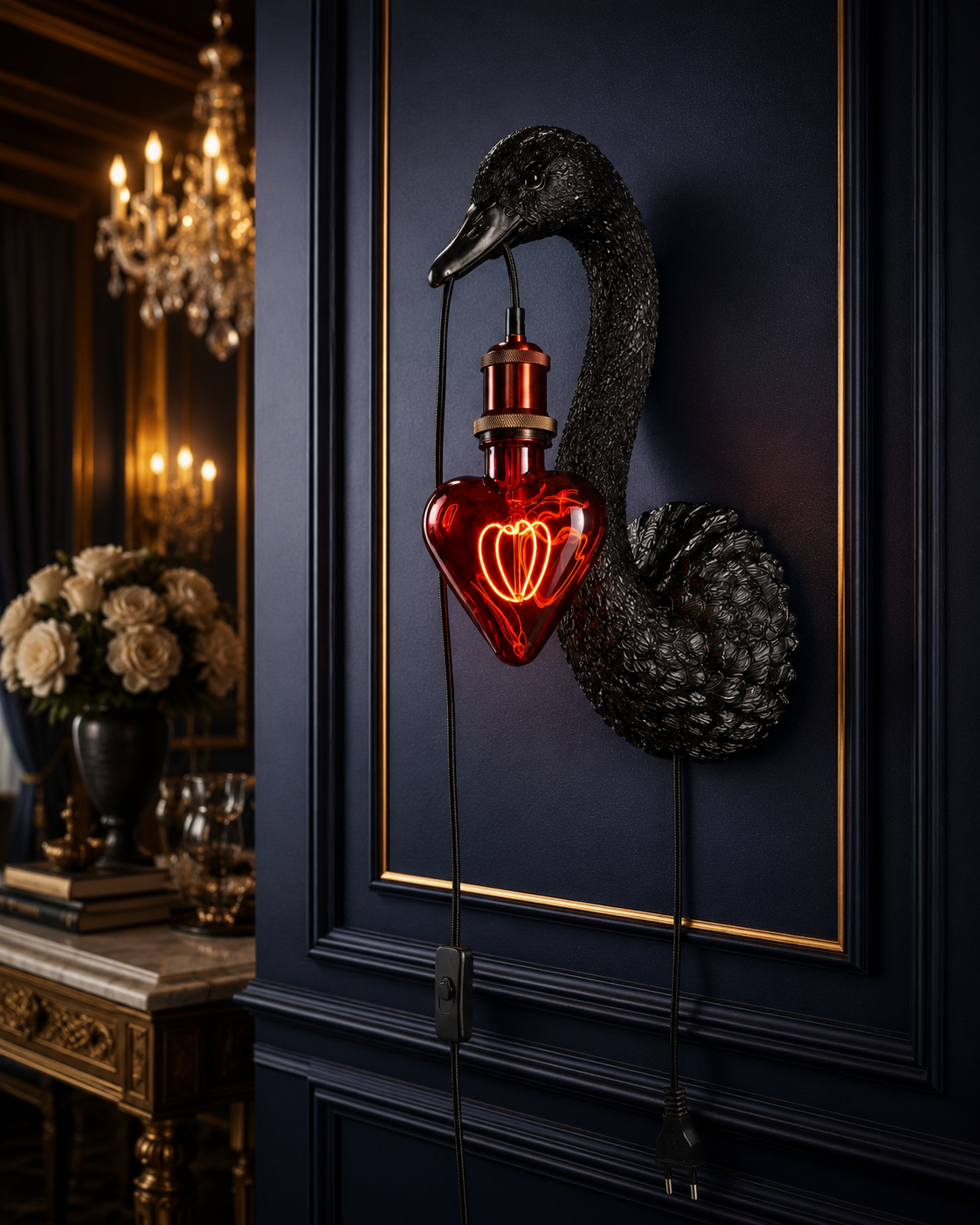 Applique murale sculpturale Petra noire avec ampoule décorative rouge sur mur bleu nuit