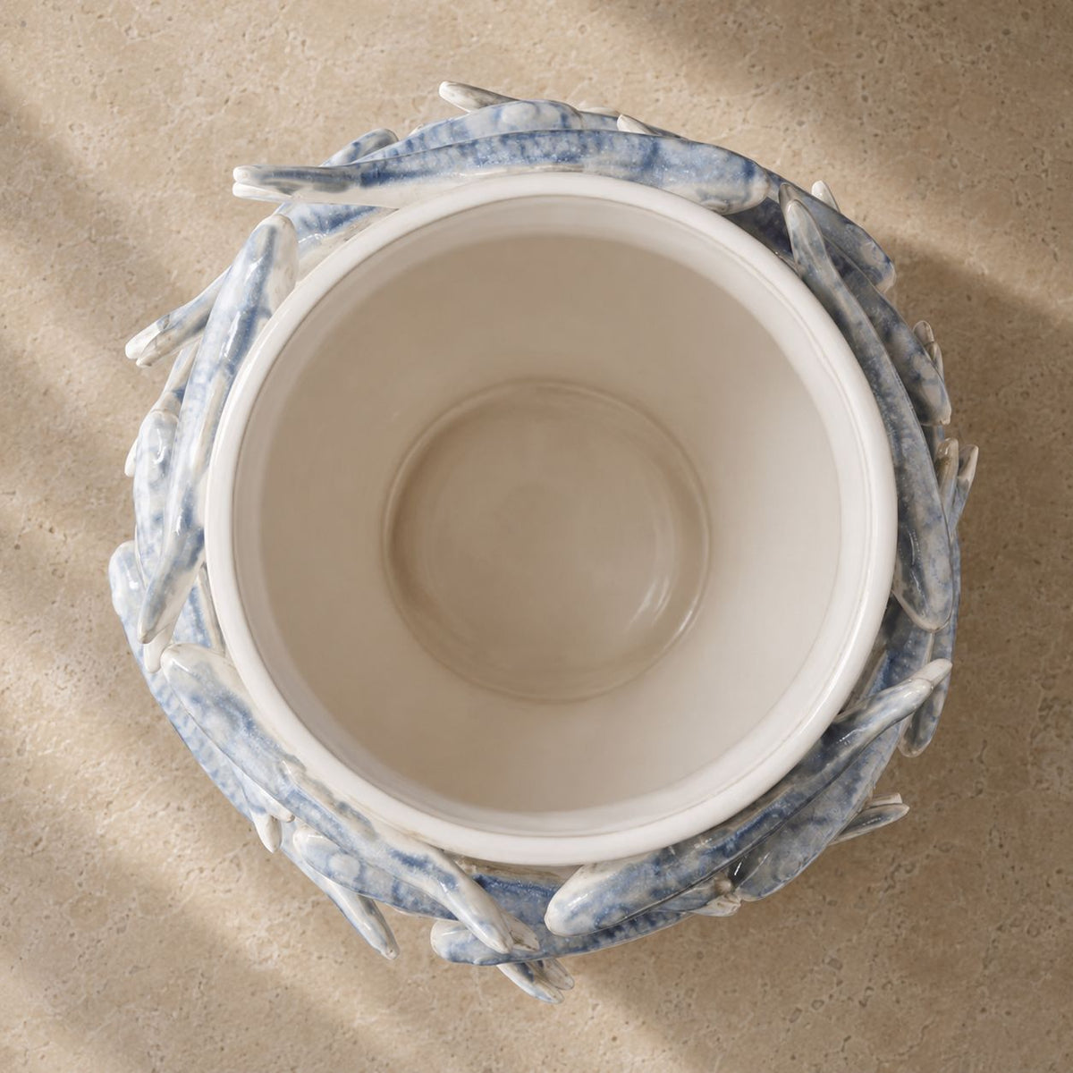 Vase Poissons Blancs, détail de la texture et du relief des poissons en céramique, DUNE & CO
