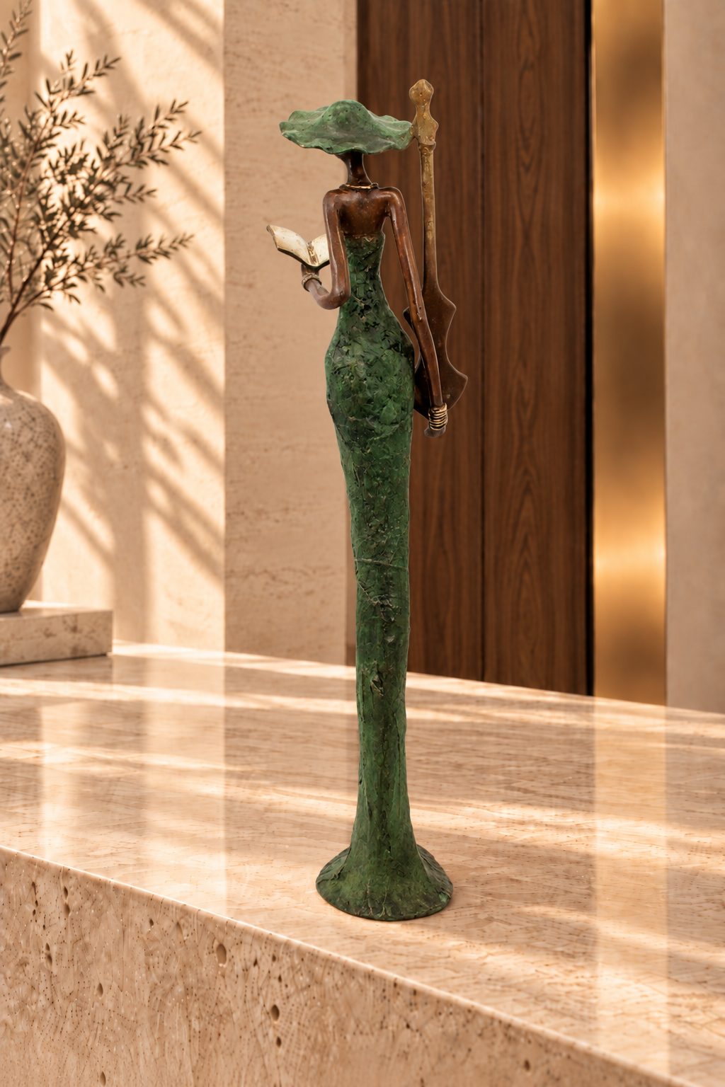 Sculpture La Musicienne en bronze patiné vert, vue arrière dans un intérieur élégant