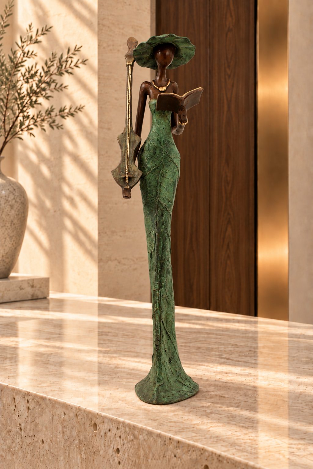Sculpture La Musicienne en bronze patiné vert, vue de face dans un intérieur élégant