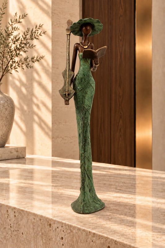 Sculpture La Musicienne en bronze patiné vert, vue de face dans un intérieur élégant