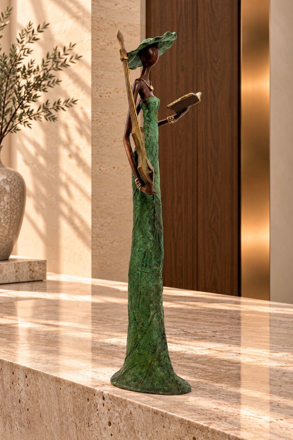 Sculpture La Musicienne en bronze patiné vert, vue de profil droit