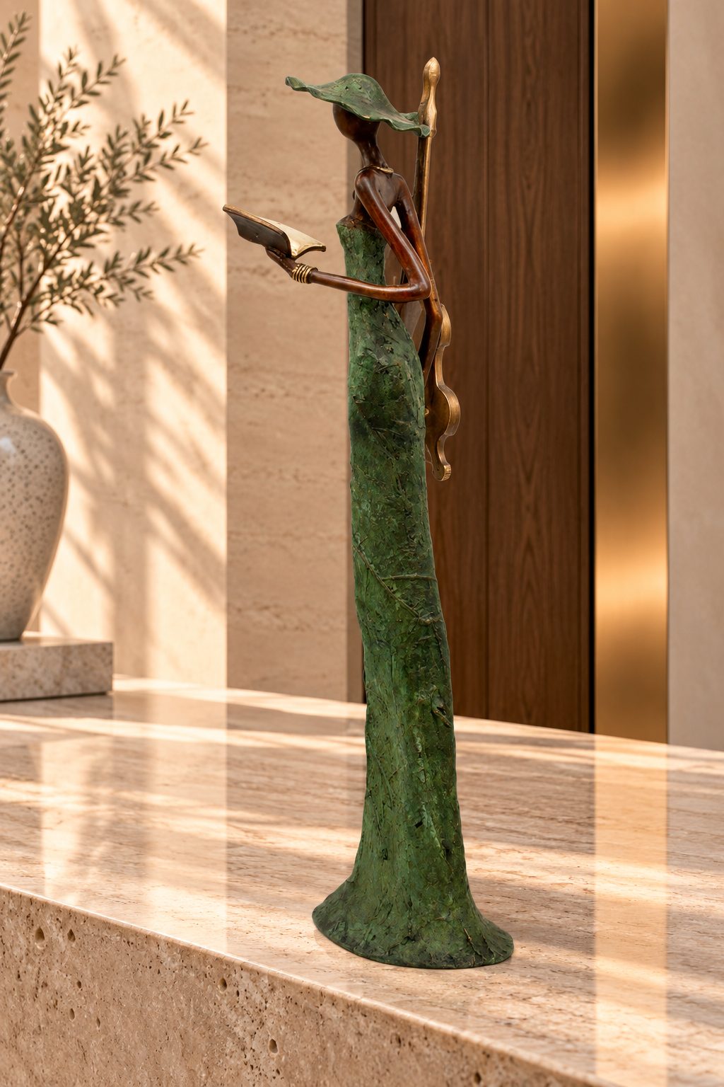 Sculpture La Musicienne en bronze patiné vert, vue de profil gauche