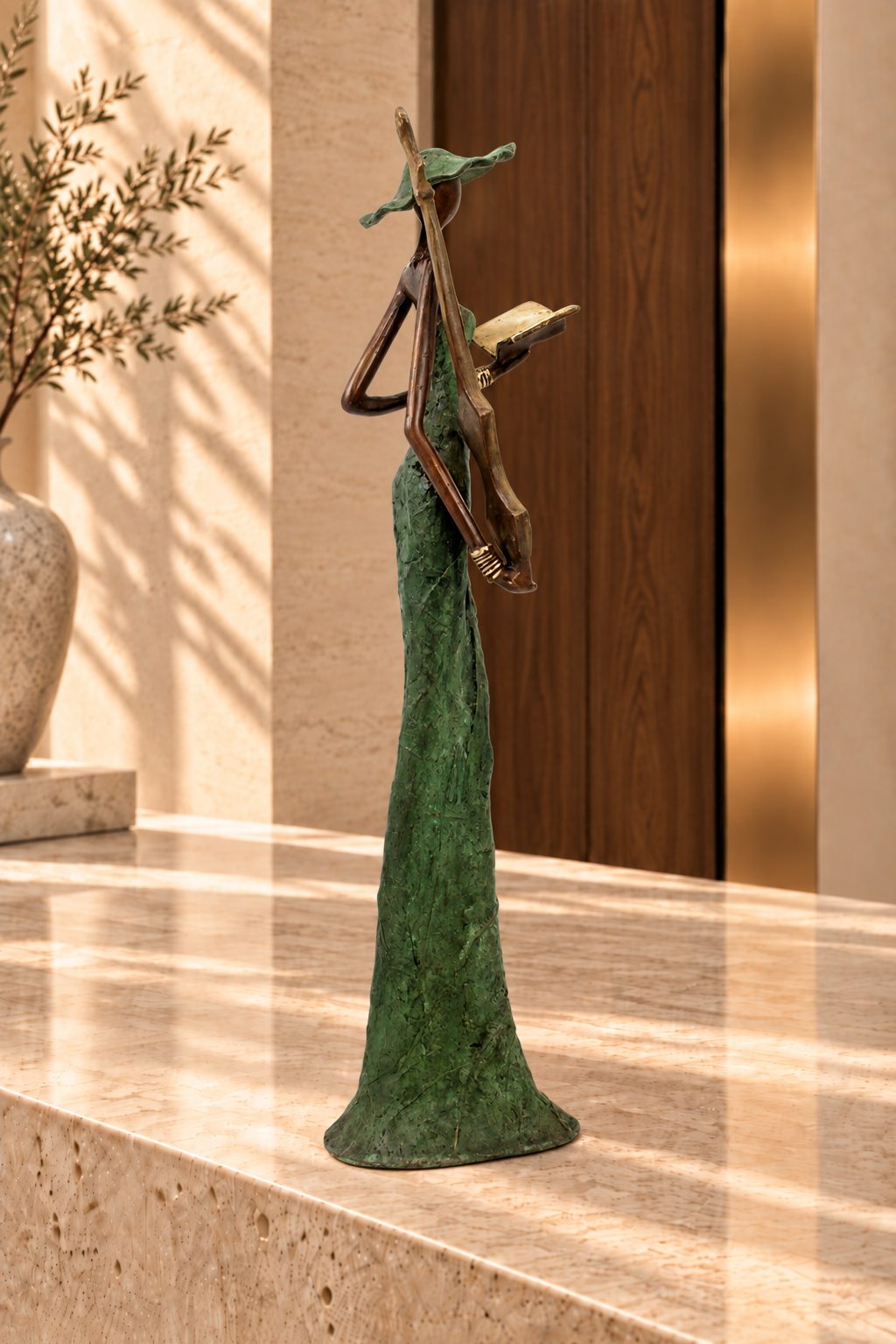 Sculpture La Musicienne en bronze patiné vert, vue trois quarts arrière