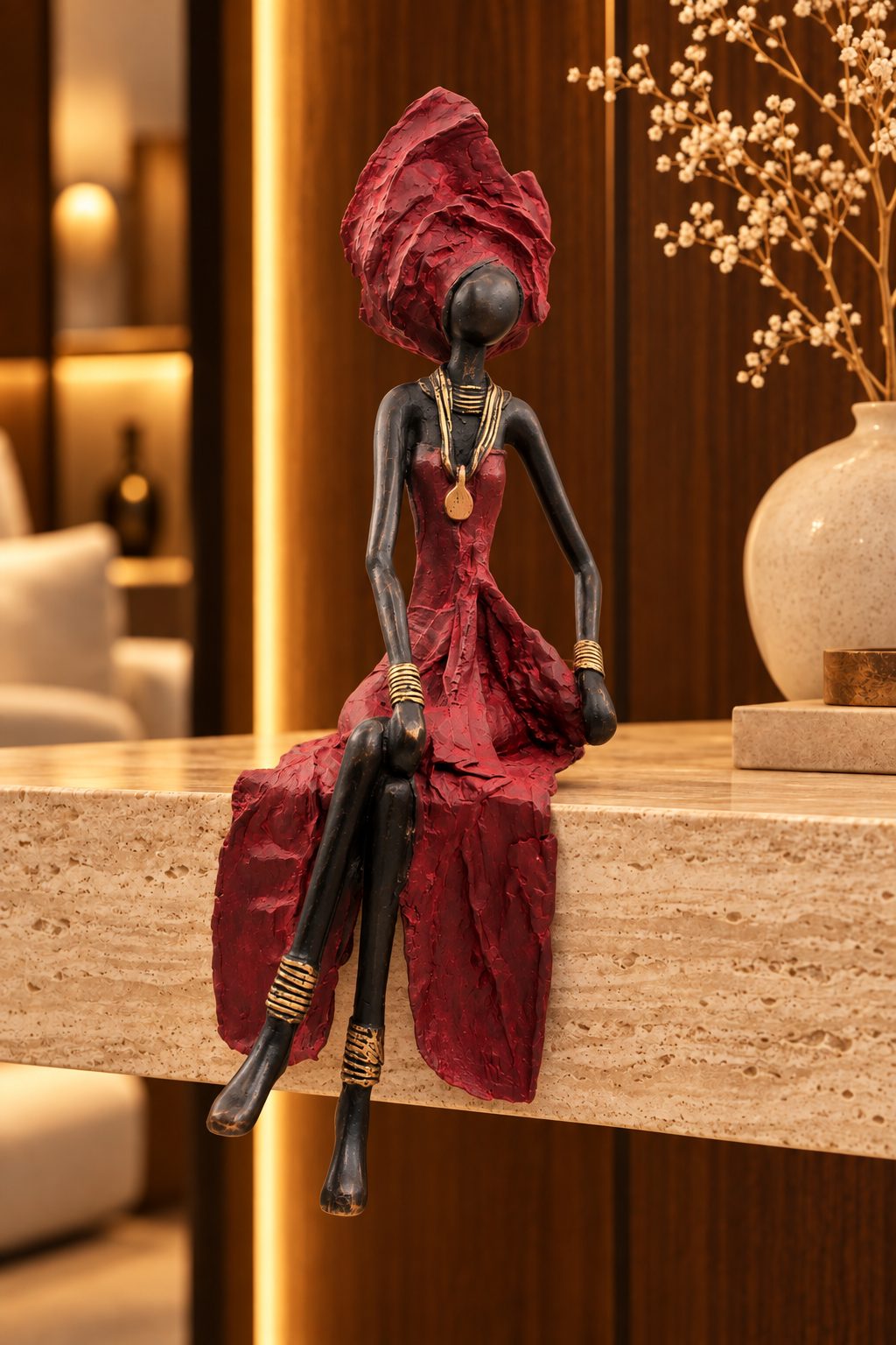 Statue Bronze Madame Cassis 40 cm, vue assise, finition cassis et bronze, DUNE & CO