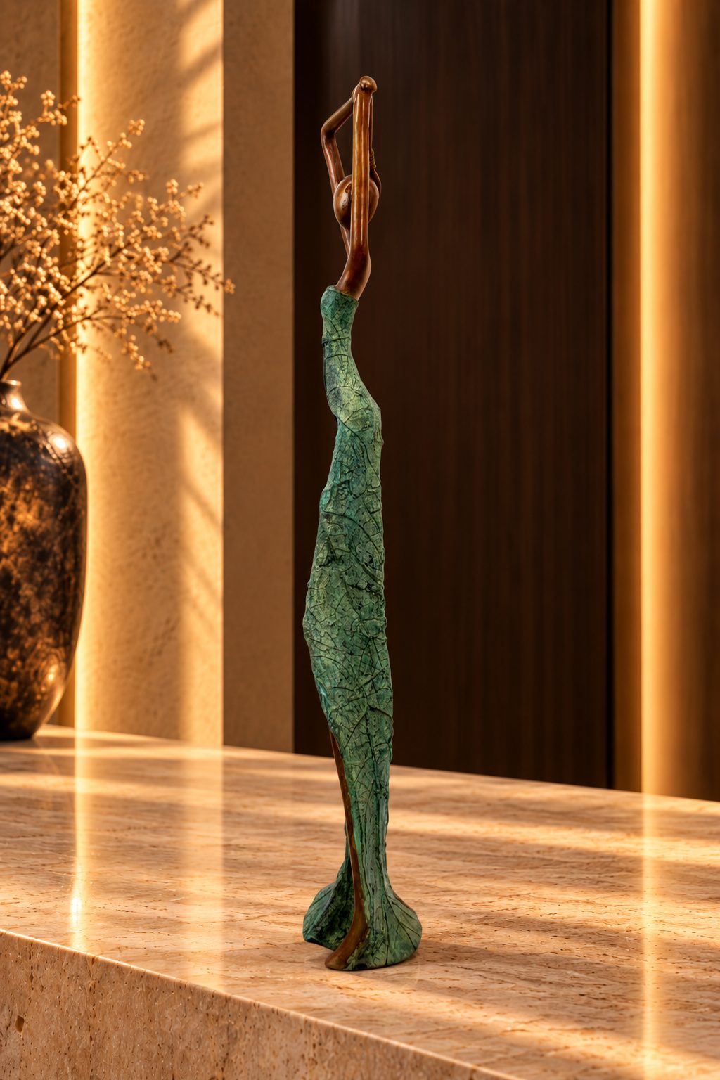 Statue Bronze Madame Émeraude 55 cm, vue de profil, finition verte patinée et bronze, DUNE & CO