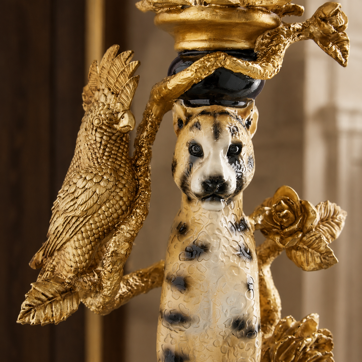 Détail de la base noire et dorée peinte à la main de la table d'appoint Léopard.