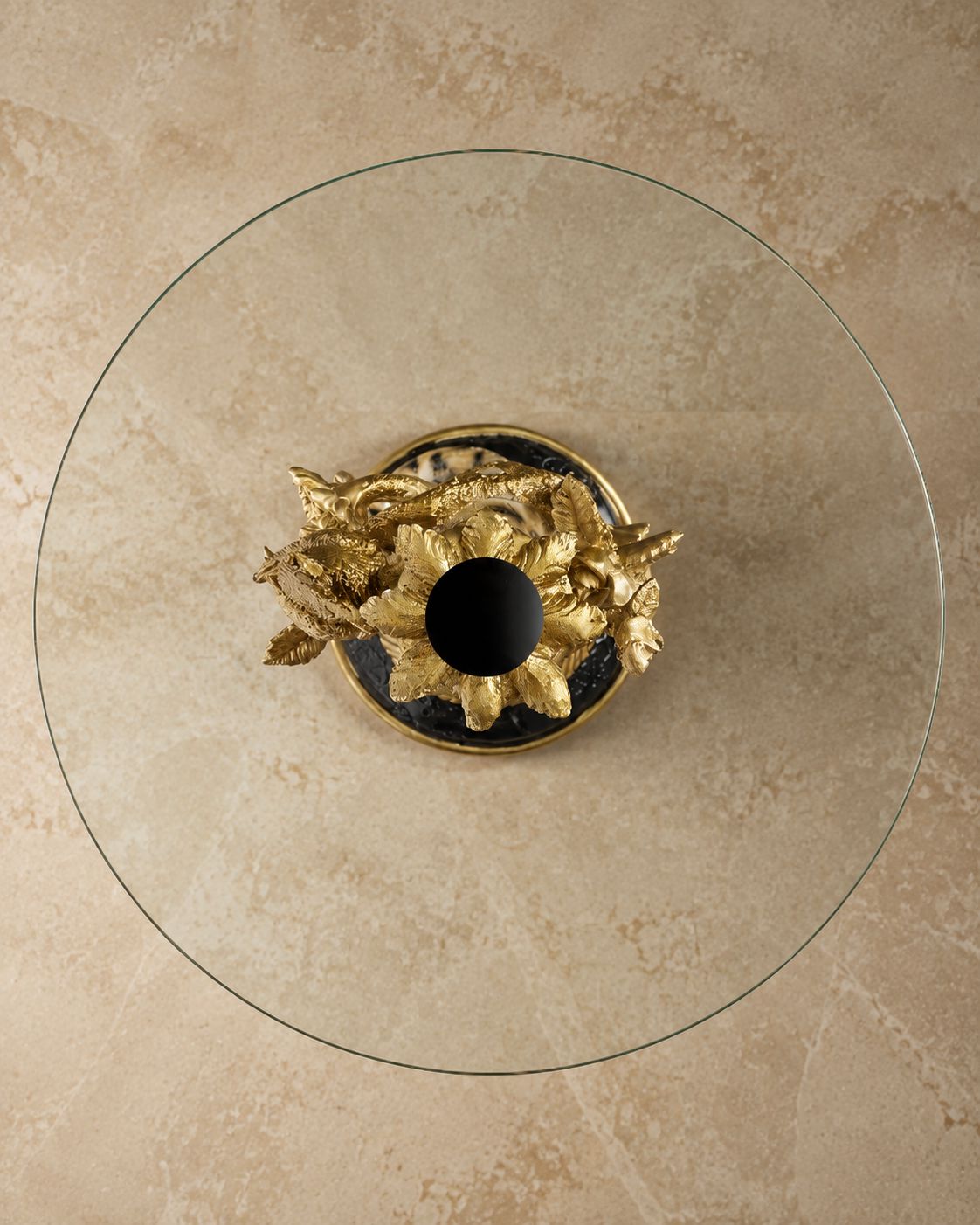 Vue de dessus du plateau rond en verre et des ornements dorés de la table d'appoint Léopard, DUNE & CO