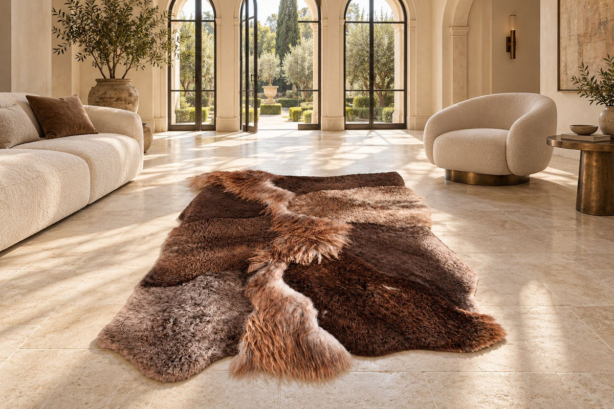Tapis Mélangé brun chiné en peau de mouton naturelle posé au sol dans un grand salon palazzo lumineux