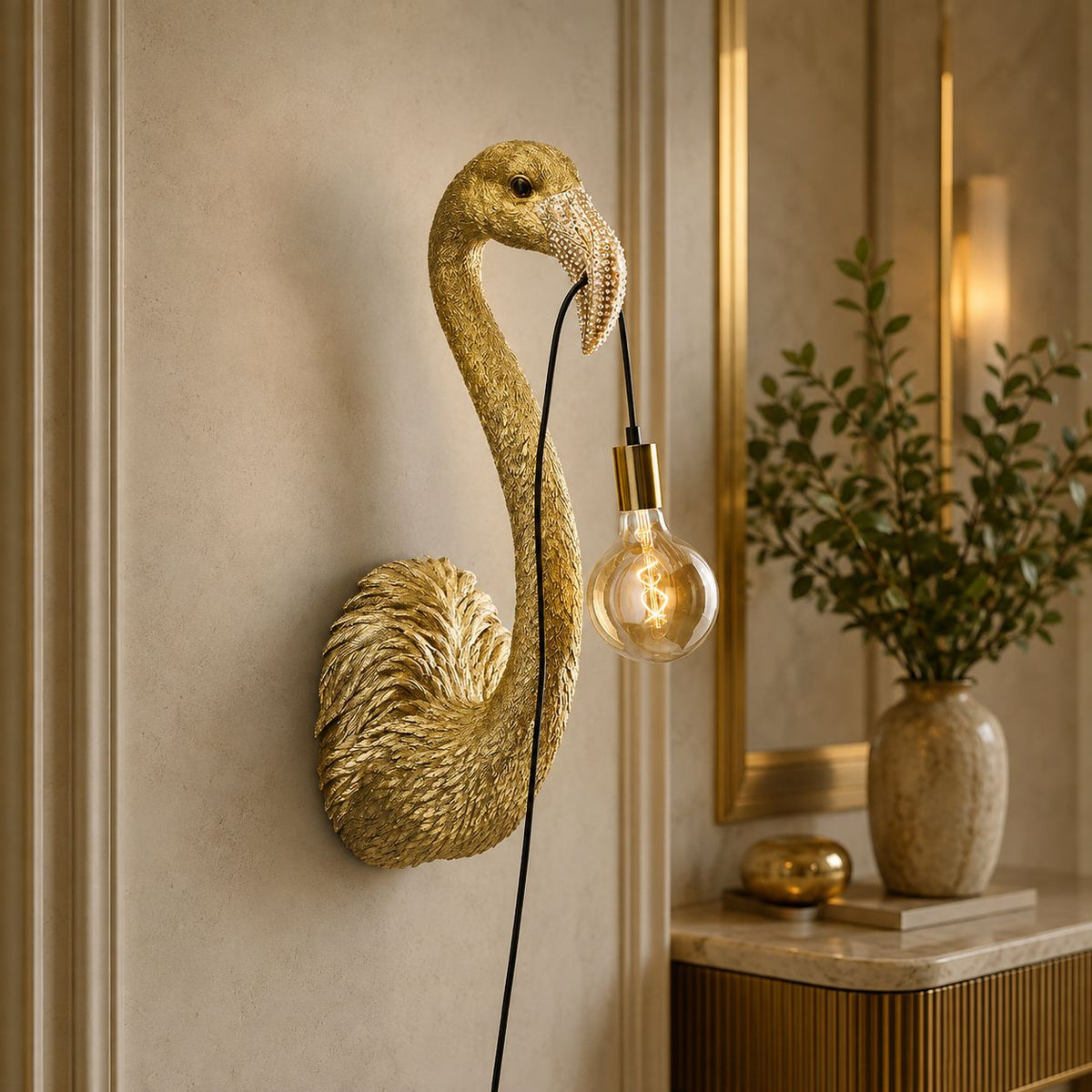 Applique murale Tiffany dorée avec ampoule suspendue dans un intérieur élégant DUNE & CO