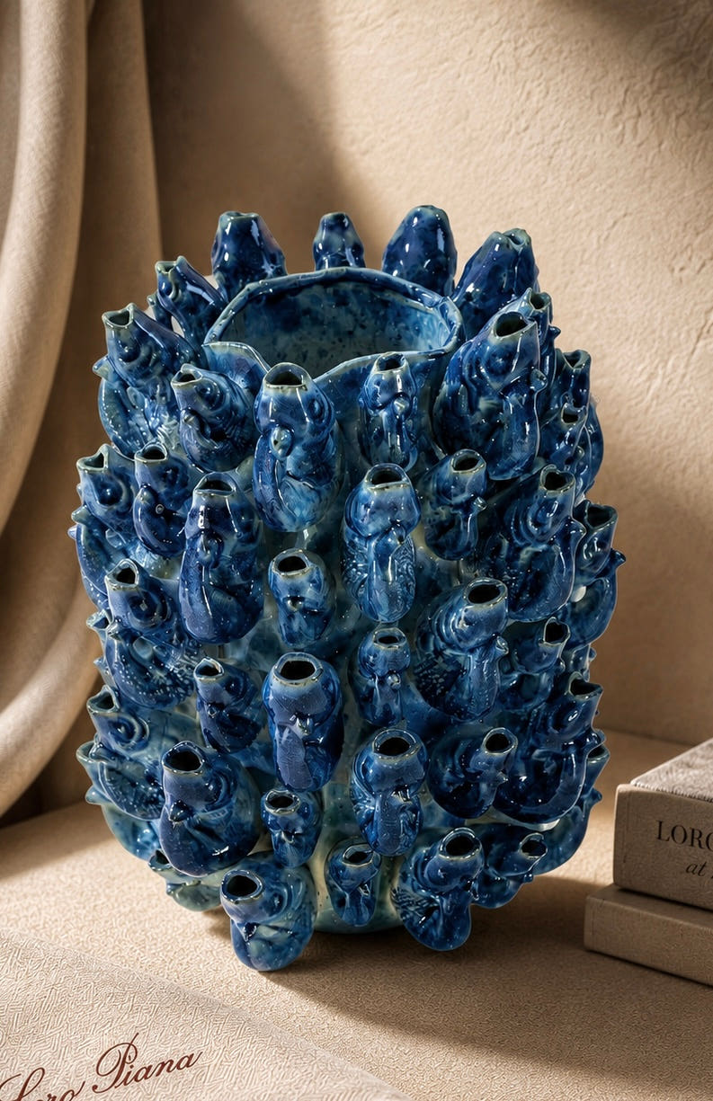 Vase Banc de Poissons en céramique bleue émaillée, présenté dans un intérieur élégant, DUNE & CO