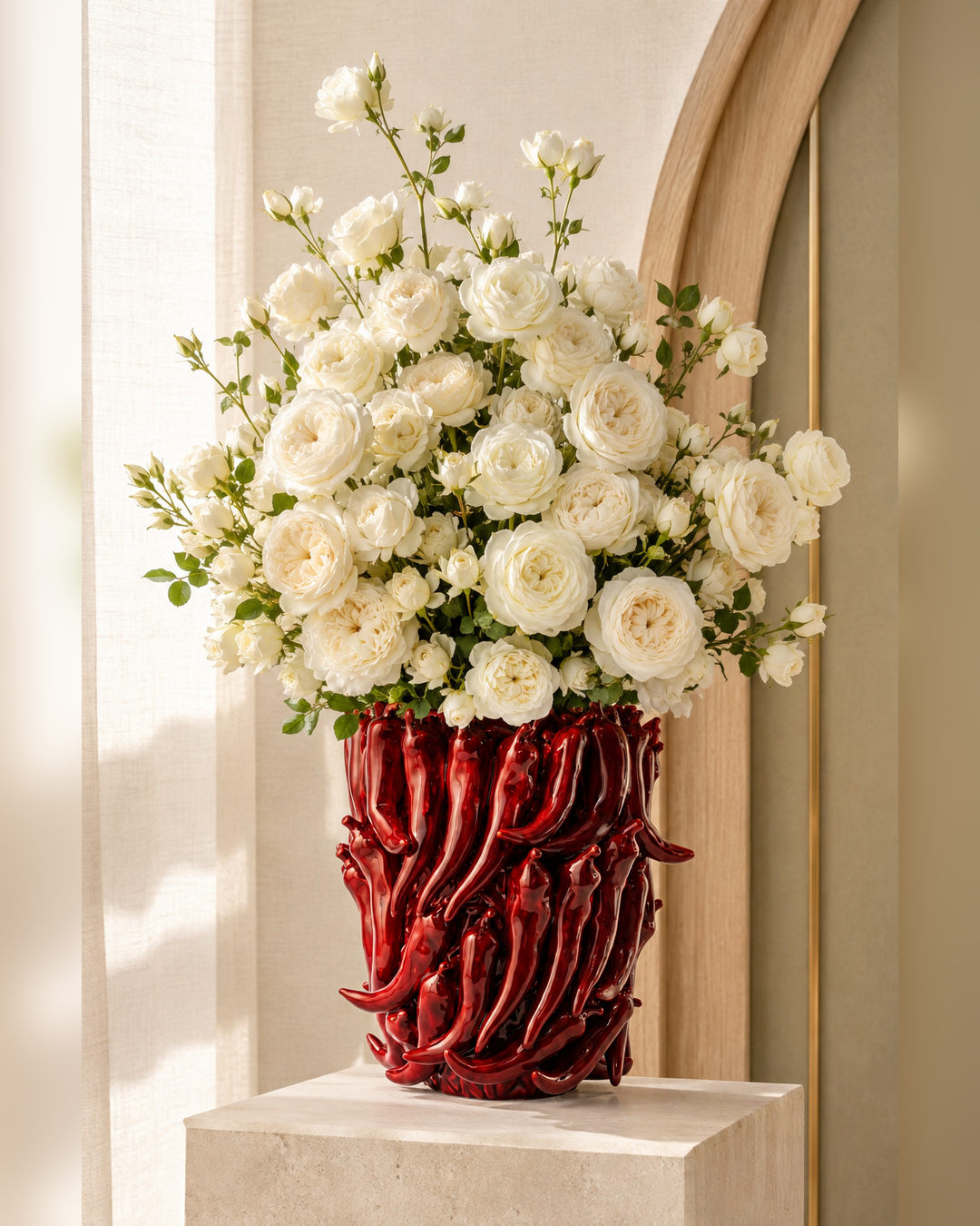 Vase Chili rouge en céramique brillante avec roses blanches dans un intérieur élégant DUNE & CO