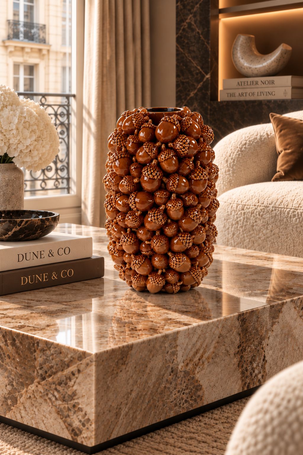 Vase à glands brun DUNE & CO en grès émaillé, présenté dans un intérieur haut de gamme aux tons chauds et naturels.