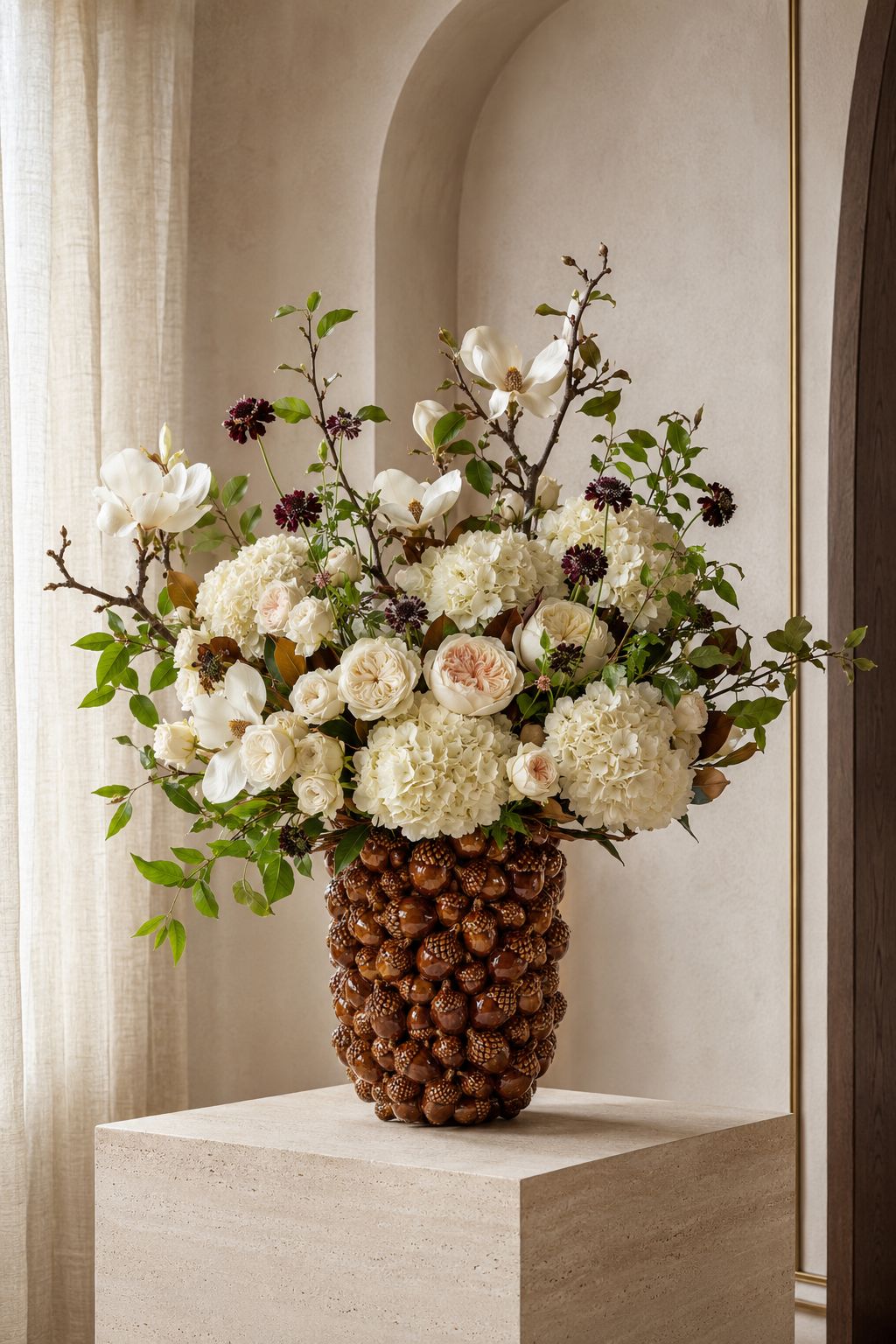 Détail du vase à glands brun en grès, avec finition brillante peinte à la main
