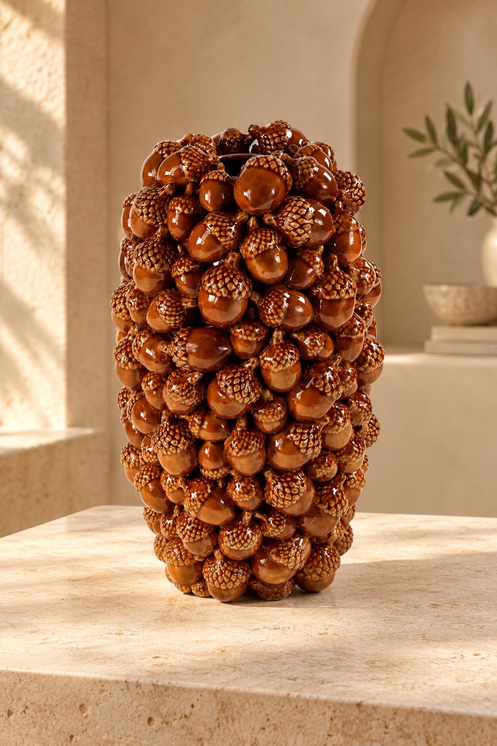 Détail du Vase à glands DUNE & CO montrant le relief des glands et la finition émaillée brun caramel.