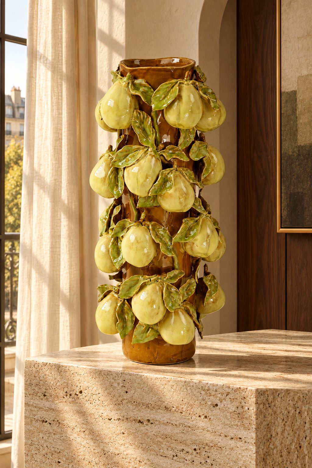 Vase en forme de poire brun en grès de 46 cm dans un intérieur haut de gamme, DUNE & CO