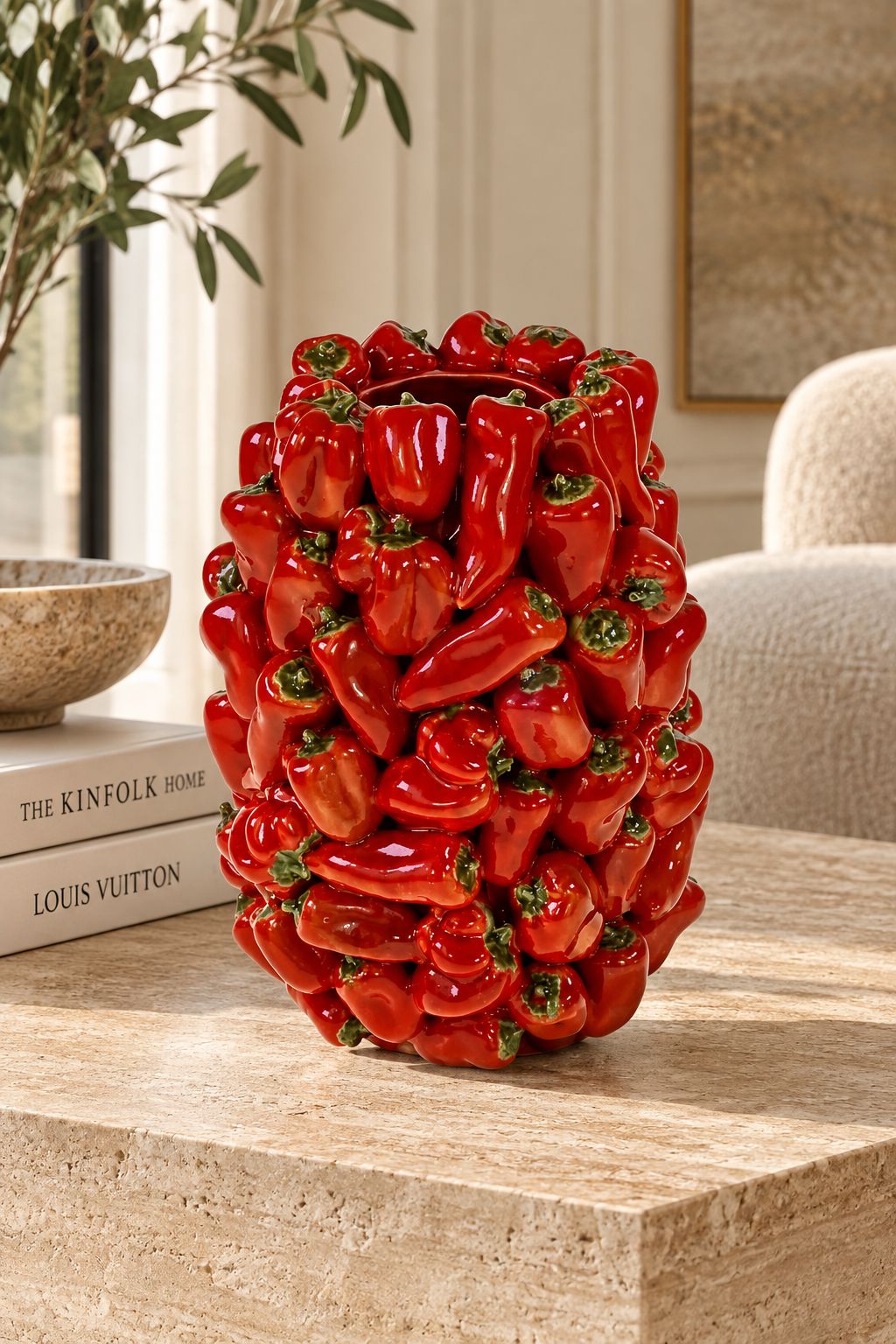Vase Poivron Rouge en céramique émaillée DUNE & CO présenté dans un intérieur élégant et lumineux.