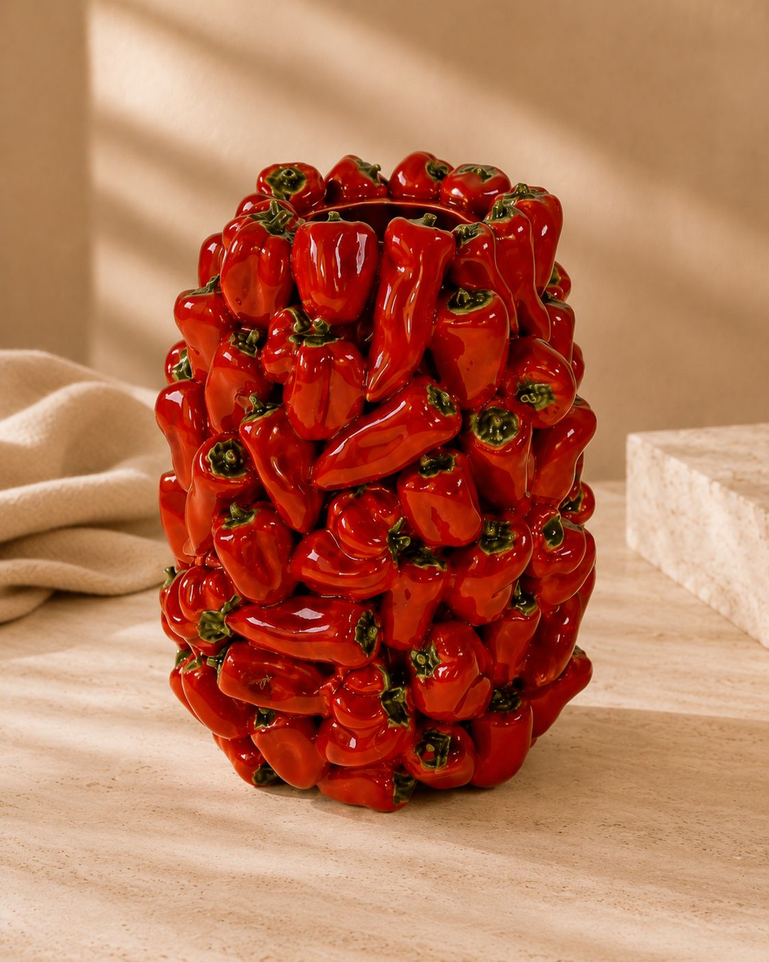 Vase Poivron Rouge, vue d'ensemble de la pièce sculpturale en grès rouge, DUNE & CO