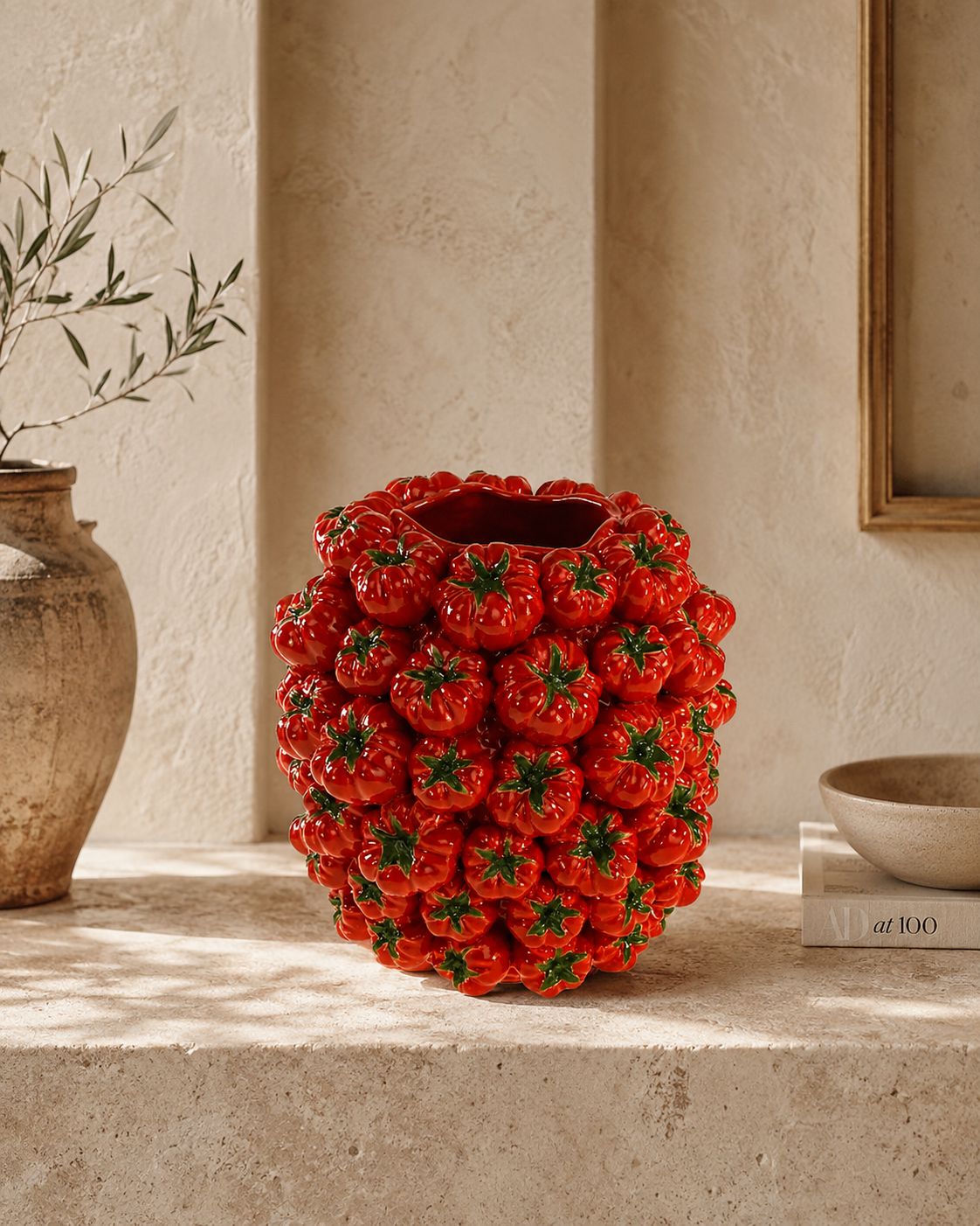 Vase Tomates, vue d'ensemble de la pièce sculpturale en grès rouge émaillé, DUNE & CO